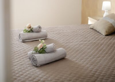 Camera con letto matrimoniale eletto singolo o culla